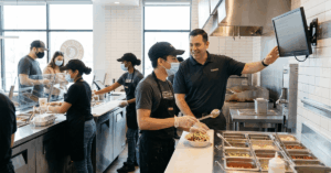 Cómo iniciar una carrera en Chipotle EE. UU.: proceso de solicitud fácil